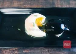 Illustration of how to steam poached eggs 5