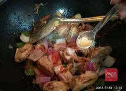  Illustration of how to cook chicken and pork ribs stewed with potatoes and carrots 16