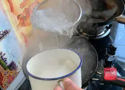 Illustration of how to make meat powder skin 8