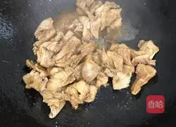 Illustration of how to stir-fry pork belly and green beans 4