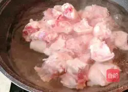 It doesn’t require a drop of oil or water, it’s a lazy meal.Illustration of how to make pig's trotters stewed with soybeans 2