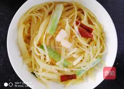 Illustration of how to make spicy and sour potato shreds 11