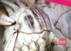 Illustration of how to make scallion oil crab 1