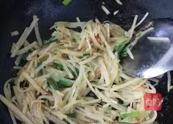 Illustration of how to make chopped green onion and shredded potatoes 8