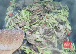 Illustration of how to make fried beef with celery 9