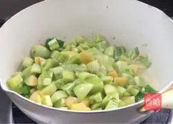 Illustration of how to make fried green tomatoes with preserved eggs 9