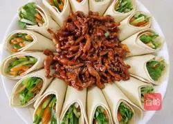 Illustration of how to make shredded pork with Beijing sauce 10