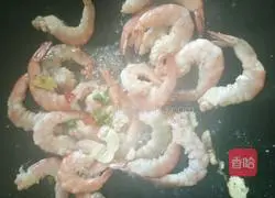 Illustration of how to make salt and pepper shrimp 3