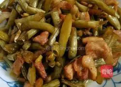 Illustration of how to stir-fry pork belly with sour beans 6