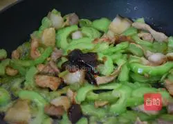 Illustration of how to make bitter melon with fried meat 5