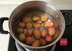 Illustration of how to make pan-fried baby potatoes 1