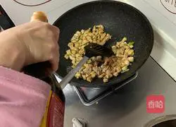 Illustration of how to stir-fry chicken breast and diced chicken with carrots and peppers 11