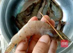 Illustration of how to stir-fry prawns 2