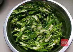 Illustration of how to make shredded beef with pepper 2