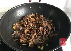Illustration of how to make fried pork belly with tea tree mushroom 7