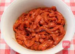 Illustration of how to make fried beef with celery 2