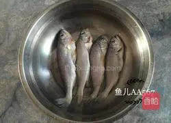 Illustration of how to make pan-fried yellow croaker 1