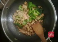 Illustration of how to make fried pork with green pepper 5