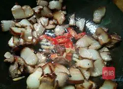 Illustration of how to stir-fry bacon with garlic sprouts 4