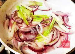 Illustration of how to stir-fry chicken hearts with green garlic sprouts 11