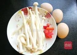 Illustration of how to make fried snow peas with seafood, mushrooms and eggs 3