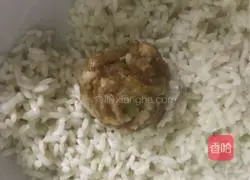 Illustration of how to make pearl meatballs 4