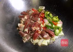 Illustration of how to make cumin-fried chicken hearts 4