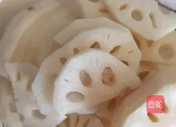 Illustration of how to make spicy fried lotus root slices 6