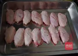 An illustration of how to make fried chicken wings 1