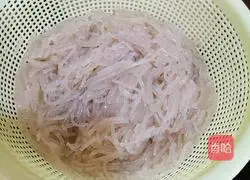 Illustration of how to make pork vermicelli filling 2