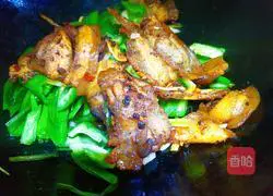 Illustration of how to make twice-cooked pork with green garlic 12