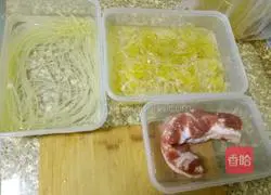 Illustration of how to make braised pork belly vermicelli with pickled cabbage 1 