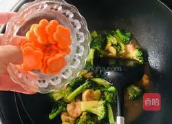 Illustration of how to make stir-fried shrimps with broccoli 13