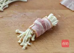 Illustration of how to make pan-fried bacon enoki mushroom rolls 4