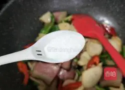 Illustration of how to stir-fry bacon with king oyster mushrooms 14