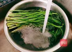 Illustration of how to make stir-fried spring leek and shrimp 5