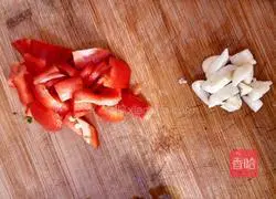 Illustration of how to cook duck intestines with vegetable stems 3