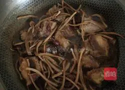 Illustration of how to make pork ribs and tea tree mushrooms 8