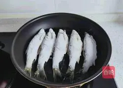 Illustration of how to make fried green lingzi fish 8