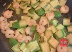 Illustration of how to make fried melon with shrimps (Lantern Festival on the 15th day of the first lunar month)