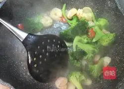 Cantonese style - fried shrimps with broccoli illustration 12