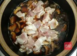 Illustration of how to stew pork with mushrooms 6