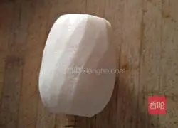 Illustration of how to make steamed chicken breast and lotus root clips 1