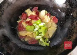 Illustration of how to make fried sausage with potato slices 13