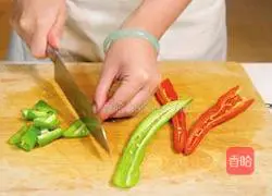 Illustration of how to make fried goose intestines with green pepper 2