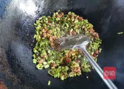 Illustration of how to stir-fry minced pork with water spinach stalks 7