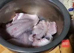 Illustration of how to make grass carp meatballs 1