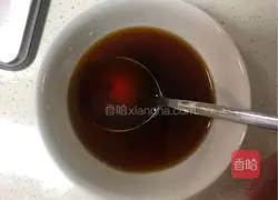 Illustration of how to make crab roe rice 1