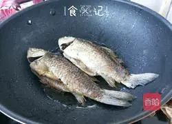 Illustration of how to make crucian carp stewed with tofu 4