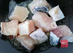 Illustration of how to make spicy grass carp 5